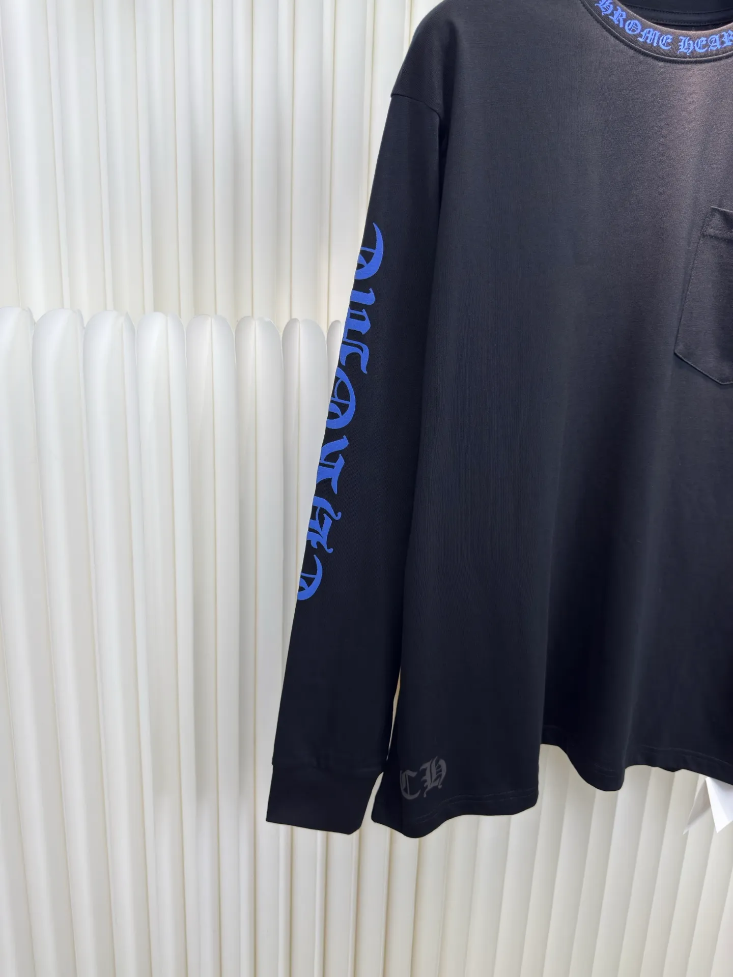 P290 Chrome Heart 1988 limited long sleeves. The fabric is made of 26-woven 220g cotton. The printing uses a variety of printing techniques. Thermosetting ink printing. High-temperature foam printing. Size S M L